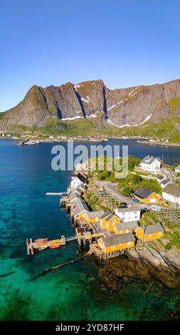 Vue aérienne de maisons colorées en Norvège, Sakrisoy, Lofoten, Norvège Banque D'Images