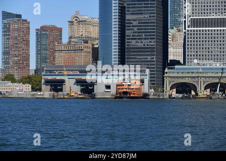 Staten Island Ferry a nommé Guy V Molinari amarré au terminal de Whitehall à Lower Manhattan New York City aux États-Unis Banque D'Images