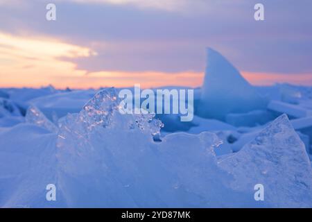 Incroyable ciel de coucher de soleil sur le lac Baïkal. Glace de rupture naturelle au-dessus du lac d'eau gelée Baïkal en Russie à la saison d'hiver, fond de paysage Banque D'Images