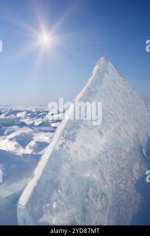 Beau paysage avec une énorme crête de hummocks de glace sur le lac Baïkal en Sibérie, Russie Banque D'Images