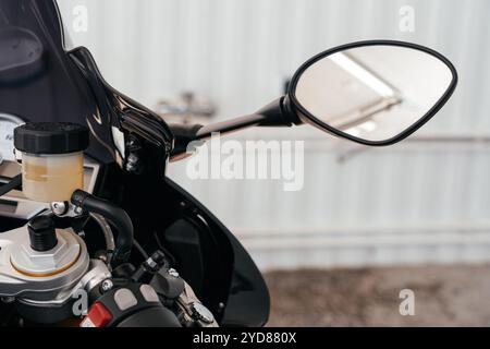 STAVROPOL, RUSSIE - 28 MAI 2020 : BMW Black Sportbike. Moto moderne et puissante dans la ville de Stavropol, en Russie Banque D'Images