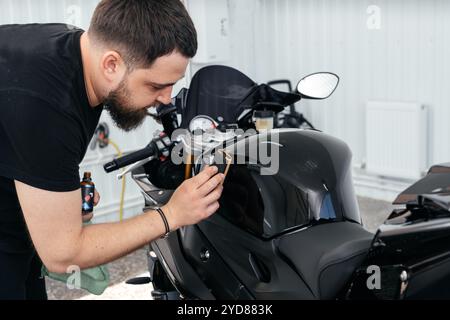 STAVROPOL, RUSSIE - 28 MAI 2020 : BMW Black Sportbike. Moto moderne et puissante dans la ville de Stavropol, en Russie Banque D'Images