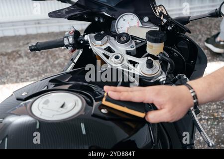 STAVROPOL, RUSSIE - 28 MAI 2020 : BMW Black Sportbike. Moto moderne et puissante dans la ville de Stavropol, en Russie Banque D'Images