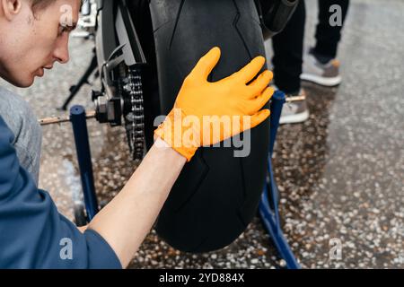 STAVROPOL, RUSSIE - 28 MAI 2020 : BMW Black Sportbike. Moto moderne et puissante dans la ville de Stavropol, en Russie Banque D'Images