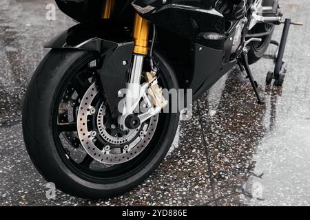 STAVROPOL, RUSSIE - 28 MAI 2020 : BMW Black Sportbike. Moto moderne et puissante dans la ville de Stavropol, en Russie Banque D'Images