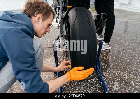 STAVROPOL, RUSSIE - 28 MAI 2020 : BMW Black Sportbike. Moto moderne et puissante dans la ville de Stavropol, en Russie Banque D'Images