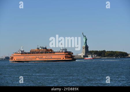 Un ferry Staten Island passant par Liberty Island et la Statue de la liberté sur un croisement de Manhattan au George terminal Staten Island NYC NY Banque D'Images