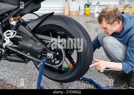 STAVROPOL, RUSSIE - 28 MAI 2020 : BMW Black Sportbike. Moto moderne et puissante dans la ville de Stavropol, en Russie Banque D'Images