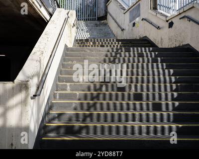 OMBRES SPECTACULAIRES PROJETÉES SUR L'ESCALIER TORQUAY TORBAY STATION BALNÉAIRE ENGLISH RIVIERA DEVON Banque D'Images