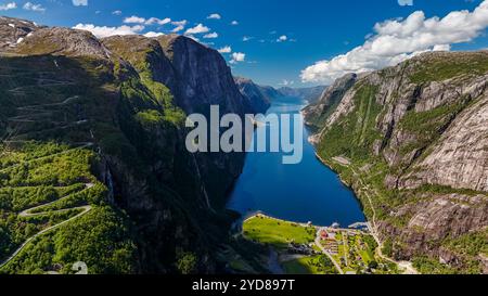 Lysebotn, Lysefjorden, Norvège Une route sinueuse traverse des flancs de montagnes verdoyantes surplombant un fjord serein en Norvège Banque D'Images