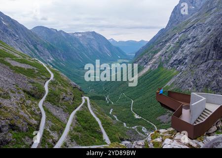 Route sinueuse à travers les montagnes norvégiennes, Trollstigen Road Norvège Banque D'Images
