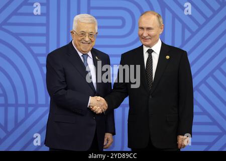 Le président russe Vladimir Poutine, à droite, salue le président palestinien Mahmoud Abbas lors de leur réunion en marge du sommet BRICS à Kazan, Russie, jeudi 24 octobre 2024. Photo de Thaer Ganaim apaimages Russie Russie Russie Fédération de Russie 251024 Russia PPO 002 Copyright : xapaimagesxThaerxGanaimxxapaimagesx Banque D'Images