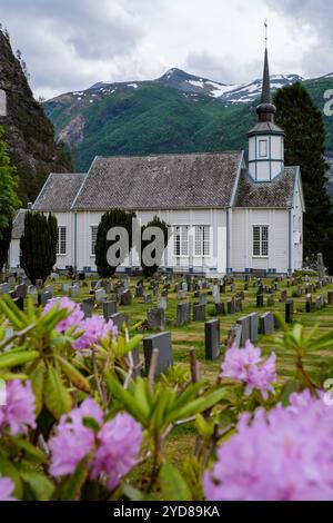 Église dans les montagnes norvégiennes, vue du village Sylte ou Valldal Banque D'Images