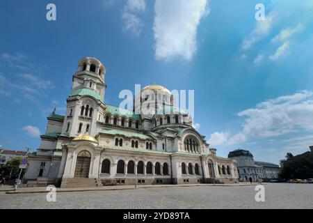 Cathédrale Alexandre Nevsky dans le centre de Sofia, Bulgarie. Vue nuageuse sur le printemps. Banque D'Images