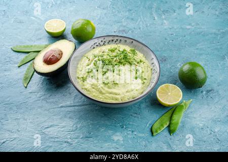 Trempette printanière exotique traditionnelle avec avocat et légumes rôtis servis en gros plan dans un bol au design nordique Banque D'Images