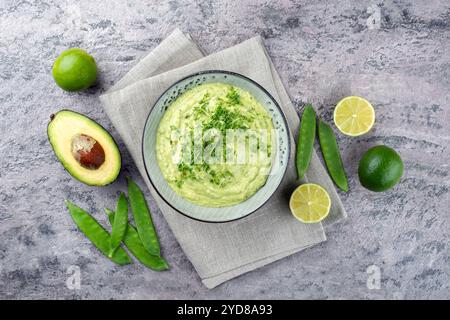 Trempette printanière exotique traditionnelle avec avocat et légumes rôtis servis comme vue de dessus dans un bol au design nordique Banque D'Images