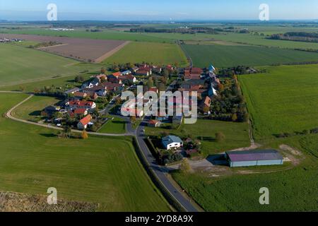 Dorf Skaup Der Ort Skaup BEI Großenhain im Landkreis Meißen Luftaufnahme mit einer Drohne Skaup Sachsen Deutschland *** Village Skaup le village Skaup près de Großenhain dans le quartier de Meißen vue aérienne avec un drone Skaup Saxe Allemagne Daniel Wagner Banque D'Images