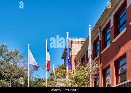 Marseille. France -25 octobre 2024 : drapeau français et européen sans vent sur un mât dans une rue de Marseille France Banque D'Images