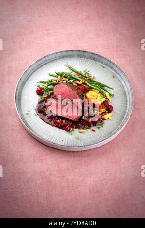 Selle traditionnelle de filet de venaison rôti avec spÃ¤tzle Banque D'Images