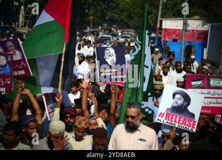 Des militants de Tehreek-e-Labbaik (TLP) organisent la marche de Tafauz-e-Namose Risalat (PBUH), près de la maison du gouverneur à Karachi, le vendredi 25 octobre 2024. Crédit : Pakistan Press International (PPI)/Alamy Live News Banque D'Images