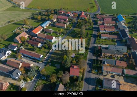 Dorf Skaup Der Ort Skaup BEI Großenhain im Landkreis Meißen Luftaufnahme mit einer Drohne Skaup Sachsen Deutschland *** Village Skaup le village Skaup près de Großenhain dans le quartier de Meißen vue aérienne avec un drone Skaup Saxe Allemagne Daniel Wagner Banque D'Images