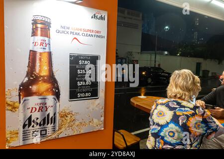 Singapore Chinatown, bar avec plein air situé sur Mosque Street, pub pour affiches de bière sèche Asahi Banque D'Images