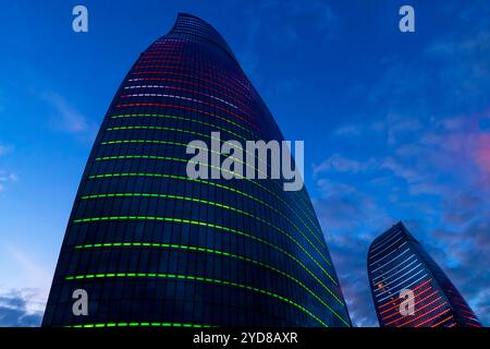 Les tours de flamme la nuit, Bakou Azerbaïdjan. La hauteur de la plus haute des trois tours est de 182 M. les trois tours symbolisent l'élément de feu, et Ar Banque D'Images