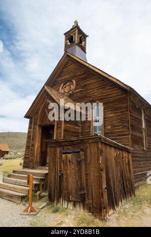 Bodie Ghost Town State Park où la ville-ville a grandi pendant la ruée vers l'or, puis a été abandonnée en regardant une église abandonnée Banque D'Images