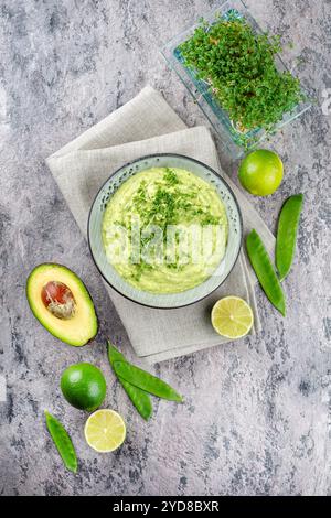 Trempette printanière exotique traditionnelle avec avocat et légumes rôtis servis comme vue de dessus dans un bol au design nordique Banque D'Images