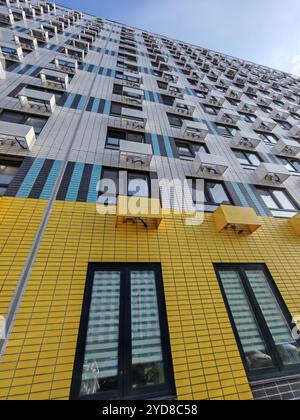 Deux gratte-ciel avec un contraste dynamique de jaune et de blanc avec des panneaux sombres et blancs. L'architecture élégante et moderne met en valeur le Banque D'Images