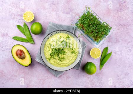 Trempette printanière exotique traditionnelle avec avocat et légumes rôtis servis comme vue de dessus dans un bol au design nordique Banque D'Images