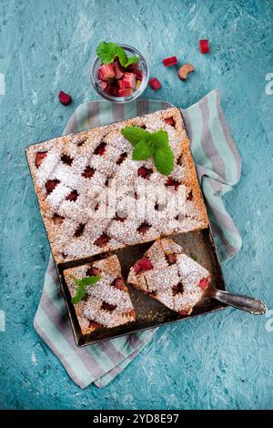 Gâteau traditionnel à la rhubarbe avec farine d'épeautre servi comme vue de dessus sur une assiette Nordic Design Banque D'Images