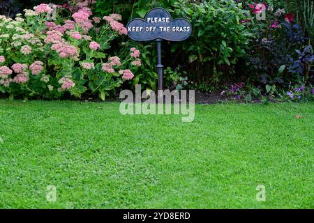S'il vous plaît garder hors du signe d'herbe, garder hors du signe d'herbe, signe d'avertissement, signe de jardin, pelouse, pelouses, protection de pelouse, garder hors de la pelouse, RM Floral Banque D'Images