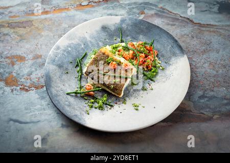 Filet de morue frit avec purée de pommes de terre, crevettes fraîches et samphire des marais servis en gros plan sur une assiette au motif nordique avec espace texte Banque D'Images