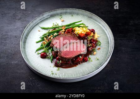 Selle traditionnelle de filet de venaison rôti avec spÃ¤tzle Banque D'Images