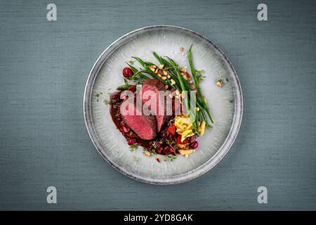 Selle traditionnelle de filet de venaison rôti avec spÃ¤tzle Banque D'Images