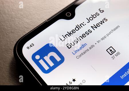 25 octobre 2024, Brésil. Dans cette illustration photo, le logo de l’application LinkedIn est affiché sur l’écran d’un smartphone Banque D'Images