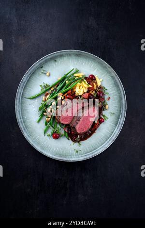 Selle traditionnelle de filet de venaison rôti avec spÃ¤tzle Banque D'Images