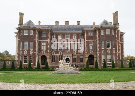 Ham, Richmond-upon-Thames, Surrey, Royaume-Uni. 21 octobre 2024. Ham House à Ham, Richmond, Surrey, qui appartient au National Trust. 'La maison a été construite à l'origine en 1610 et est une survie rare de l'architecture du 17ème siècle. Les propriétaires de Ham ont collecté des objets rares du monde entier pour meubler leur maison, notamment des peintures, des meubles, des céramiques et des textiles. En 1626, Ham House et sa succession ont été donnés par le roi Charles Ier à William et Catherine Murray qui étaient des courtisans loyaux envers le roi et la reine. Crédit : Maureen McLean/Alamy Banque D'Images