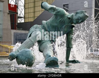 Vue rapprochée d'une célèbre statue de bronze du footballeur Sir Tom Finney au Preston North End Football Club. Banque D'Images
