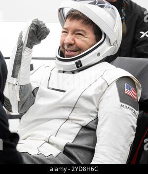 Pensecola (États-Unis d'Amérique). 25 octobre 2024. Pensecola (États-Unis d'Amérique). 25 octobre 2024. L'astronaute de la NASA Michael Barratt est aidé à sortir du vaisseau spatial SpaceX Dragon Endeavour après sa récupération à bord du navire de récupération SpaceX MEGAN dans le golfe du Mexique, le 25 octobre 2024 au large des côtes de Pensacola, en Floride. Crédit : Joel Kowsky/NASA/Alamy Live News Banque D'Images