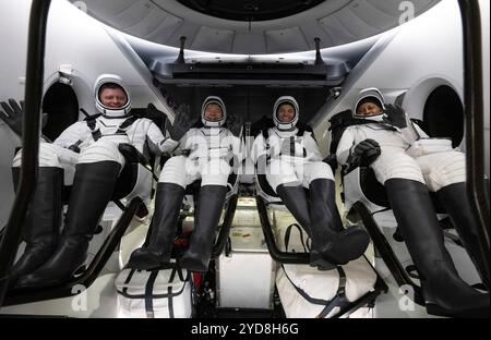 Pensecola (États-Unis d'Amérique). 25 octobre 2024. Pensecola (États-Unis d'Amérique). 25 octobre 2024. Équipage de l'expédition 70 de gauche à droite : le cosmonaute Alexander Grebenkin de Roscosmos, les astronautes Michael Barratt, Matthew Dominick et Jeanette Epps de la NASA, à l'intérieur du vaisseau SpaceX Dragon Endeavour après récupération à bord du navire de récupération MEGAN DE SpaceX dans le golfe du Mexique, le 25 octobre 2024 au large de Pensacola, en Floride. Crédit : Joel Kowsky/NASA/Alamy Live News Banque D'Images