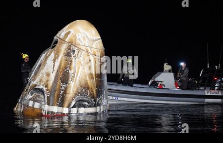 Pensecola (États-Unis d'Amérique). 25 octobre 2024. Pensecola (États-Unis d'Amérique). 25 octobre 2024. Les équipes de soutien travaillent à sécuriser le vaisseau spatial SpaceX Dragon Endeavour après une plongée dans le golfe du Mexique, le 25 octobre 2024 au large des côtes de Pensacola, en Floride. La capsule transportait l'astronaute Matthew Dominick de l'expédition 70 de la NASA, Michael Barratt, Jeanette Epps, et le cosmonaute Alexander Grebenkin de Roscosmos, de retour de la Station spatiale internationale. Crédit : Joel Kowsky/NASA/Alamy Live News Banque D'Images