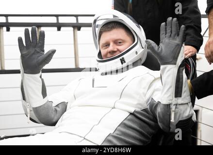 Pensecola (États-Unis d'Amérique). 25 octobre 2024. Pensecola (États-Unis d'Amérique). 25 octobre 2024. Le cosmonaute Alexander Grebenkin de Roscosmos est aidé à sortir du vaisseau spatial SpaceX Dragon Endeavour après sa récupération à bord du navire de récupération SpaceX MEGAN dans le golfe du Mexique, le 25 octobre 2024 au large de la côte de Pensacola, en Floride. Crédit : Joel Kowsky/NASA/Alamy Live News Banque D'Images