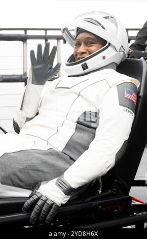 Pensecola (États-Unis d'Amérique). 25 octobre 2024. Pensecola (États-Unis d'Amérique). 25 octobre 2024. Jeanette Epps, astronaute de la NASA, est aidée à sortir du vaisseau spatial SpaceX Dragon Endeavour après sa récupération à bord du navire de récupération SpaceX MEGAN dans le golfe du Mexique, le 25 octobre 2024 au large des côtes de Pensacola, en Floride. Crédit : Joel Kowsky/NASA/Alamy Live News Banque D'Images