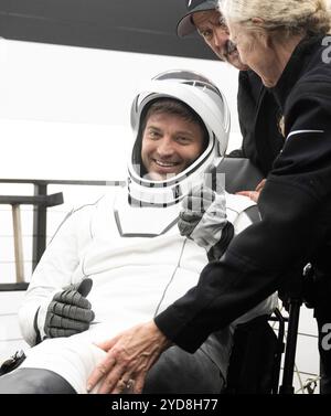 Pensecola (États-Unis d'Amérique). 25 octobre 2024. Pensecola (États-Unis d'Amérique). 25 octobre 2024. L'astronaute de la NASA Matthew Dominick est aidé à sortir du vaisseau spatial SpaceX Dragon Endeavour après sa récupération à bord du navire de récupération SpaceX MEGAN dans le golfe du Mexique, le 25 octobre 2024 au large des côtes de Pensacola, en Floride. Crédit : Joel Kowsky/NASA/Alamy Live News Banque D'Images