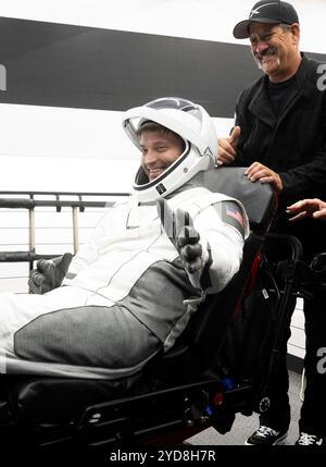 Pensecola (États-Unis d'Amérique). 25 octobre 2024. Pensecola (États-Unis d'Amérique). 25 octobre 2024. L'astronaute de la NASA Matthew Dominick est aidé à sortir du vaisseau spatial SpaceX Dragon Endeavour après sa récupération à bord du navire de récupération SpaceX MEGAN dans le golfe du Mexique, le 25 octobre 2024 au large des côtes de Pensacola, en Floride. Crédit : Joel Kowsky/NASA/Alamy Live News Banque D'Images