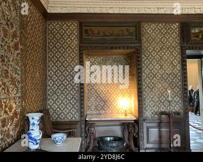 Ham, Richmond-upon-Thames, Surrey, Royaume-Uni. 21 octobre 2024. Un mur en cuir doré accroché dans la salle à manger en marbre Ham House à Ham, Richmond, Surrey qui appartient au National Trust. 'La maison a été construite à l'origine en 1610 et est une survie rare de l'architecture du 17ème siècle. Les propriétaires de Ham ont collecté des objets rares du monde entier pour meubler leur maison, notamment des peintures, des meubles, des céramiques et des textiles. En 1626, Ham House et sa succession ont été donnés par le roi Charles Ier à William et Catherine Murray qui étaient des courtisans loyaux envers le roi et la reine. Crédit : Maureen McLean/Alamy Banque D'Images