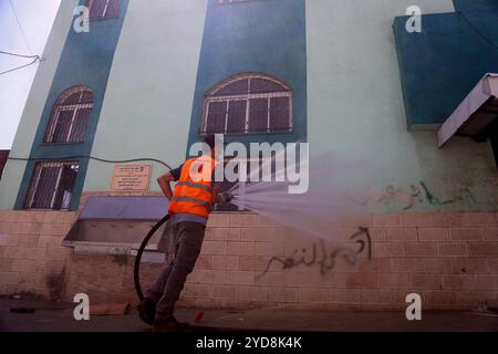 Gaza, Palestine. 21 mai 2020. Des travailleurs palestiniens stérilisent des mosquées dans la ville de Gaza dans le cadre de mesures visant à éviter la propagation du virus Corona dans l’enclave palestinienne densément peuplée avant les célébrations de l’Aïd à la fin du Ramadan. Au cours des trois derniers jours, environ 30 nouveaux cas de COVID-19 ont été confirmés dans la bande de Gaza, qui avait jusqu’alors réussi à limiter le nombre d’infections à 20. Les nouveaux cas de coronavirus, portés par des Palestiniens rentrant à Gaza en provenance d’Égypte et d’Israël lors d’une ouverture temporaire des points de passage de Rafah et d’Erez, ont conduit le ministère de la santé de Gaza à considérer moi Banque D'Images