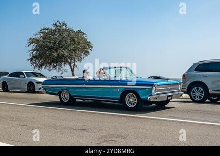 Gulfport, MS - 04 octobre 2023 : vue de coin avant grand angle d'une Plymouth Belvedere II Cabriolet 1965 lors d'un salon automobile local. Banque D'Images